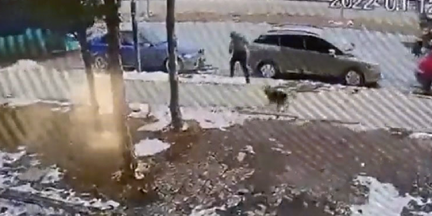 Sokak köpeğinden kaçan çocuk otomobilin altında kaldı