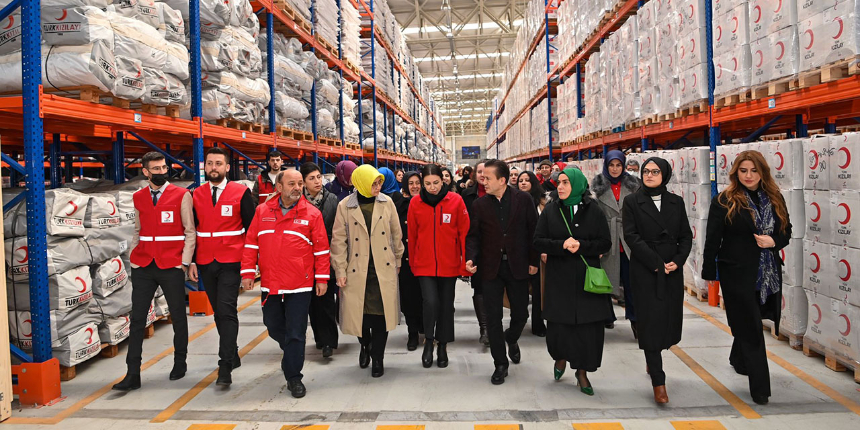 Çocukları birlikte ısıtalım kampanyasında İdlib'e 3 TIR malzeme gönderildi