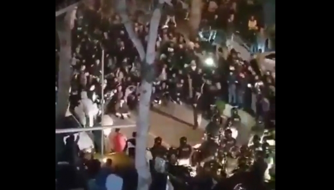 İran halkı ayaklandı... İsyan ülke geneline yayılıyor...
