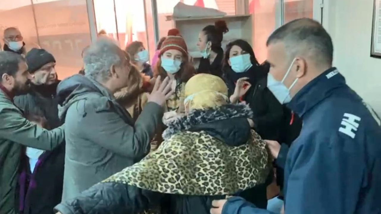 Tacizle suçlanan CHP ilçe başkanının toplantısında arbede çıktı!