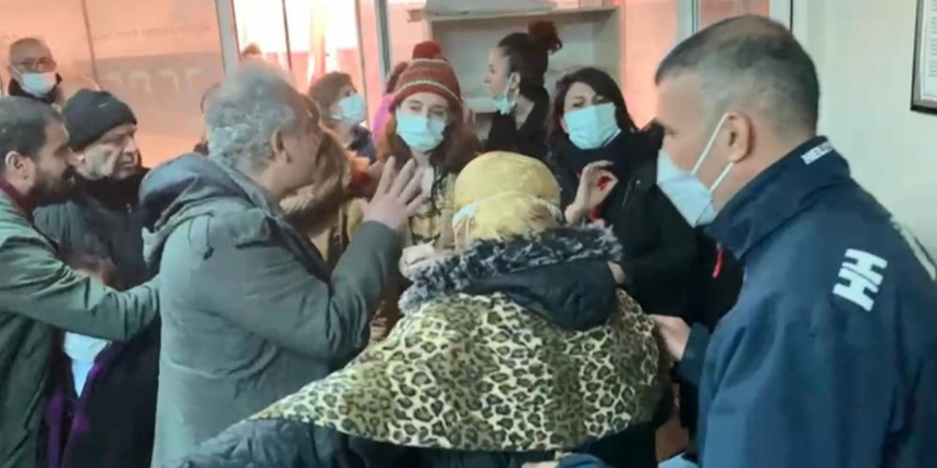 Tacizle suçlanan CHP ilçe başkanının toplantısında arbede çıktı!