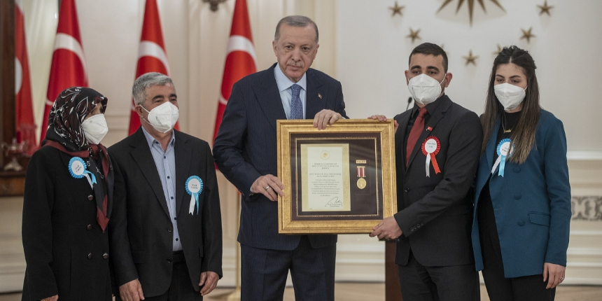 Cumhurbaşkanı Erdoğan, 9 şehit yakınına Devlet Övünç Madalyası verdi! İşte o kahramanlar...