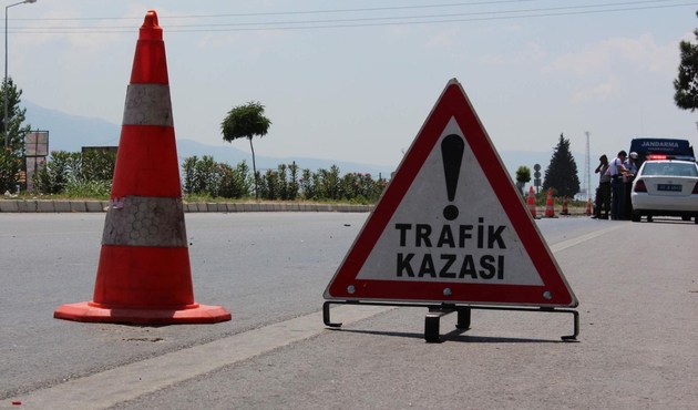 TIR'la otomobil çarpıştı: 4 ölü, 1 yaralı...