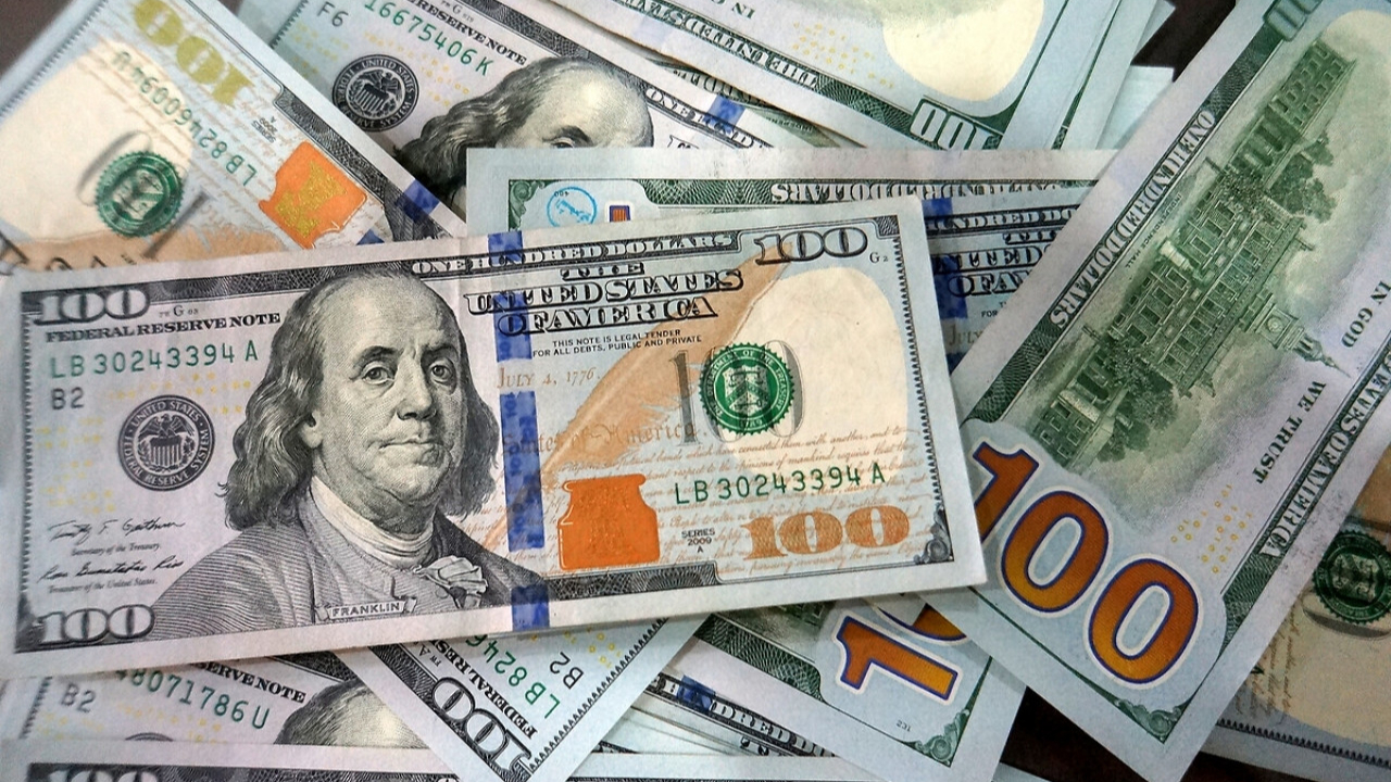 14.70'lerde olan dolar, faiz kararı sonrası  anlık tepkiyle 14.76 seviyelerine yükseldi
