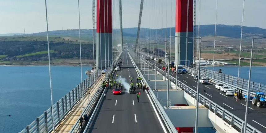 Şampiyon motosikletçiler 1915 Çanakkale Köprüsü'nden rüzgar gibi geçti