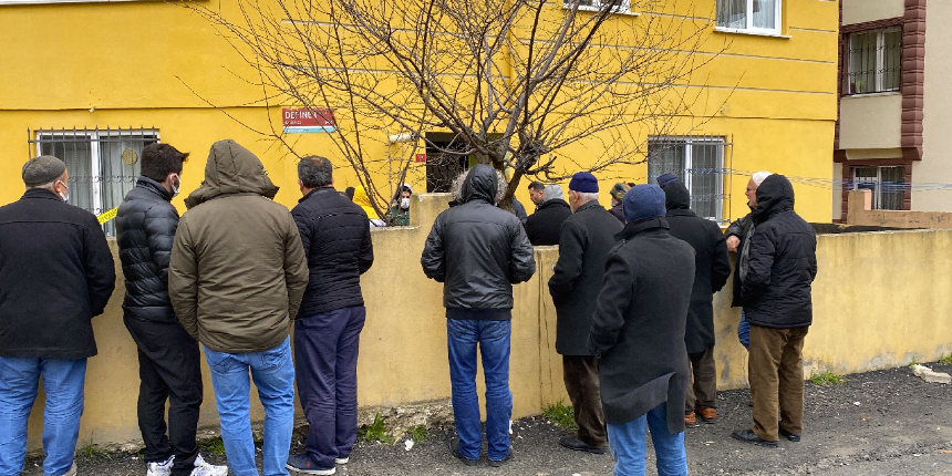 Babasını öldürdü, cesedinin başında bekledi