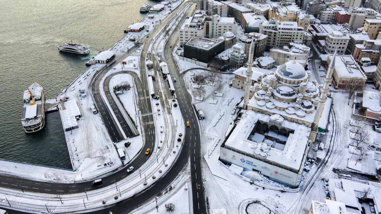 İstanbul güne beyaz örtüyle uyandı: Meteoroloji 'Yarın daha da yoğunlaşacak' diyor!