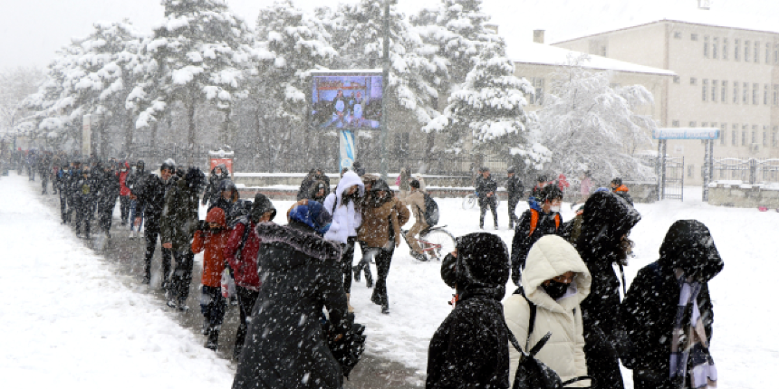 Kar yağışı beklenen İstanbul'da okullar tatil edildi