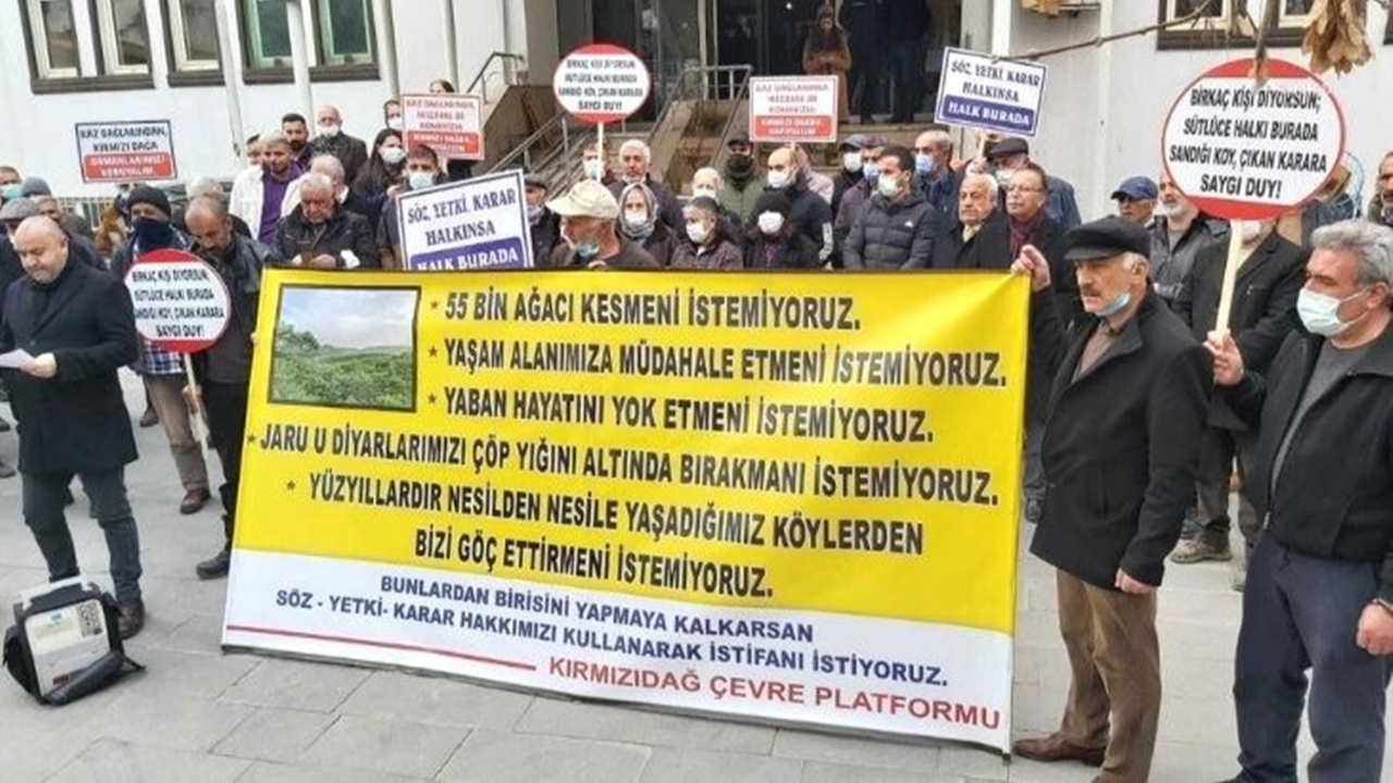 Köylüler, 'Ağaçlar kesilmesin' diyerek belediyenin önünde eylem yaptı