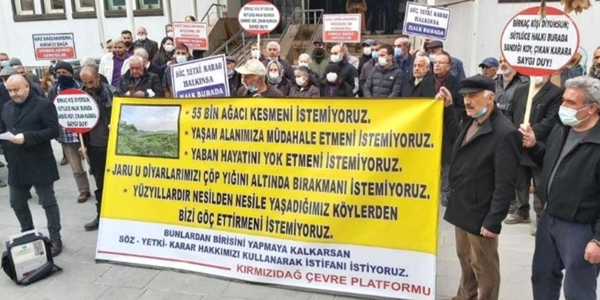 Köylüler, 'Ağaçlar kesilmesin' diyerek belediyenin önünde eylem yaptı