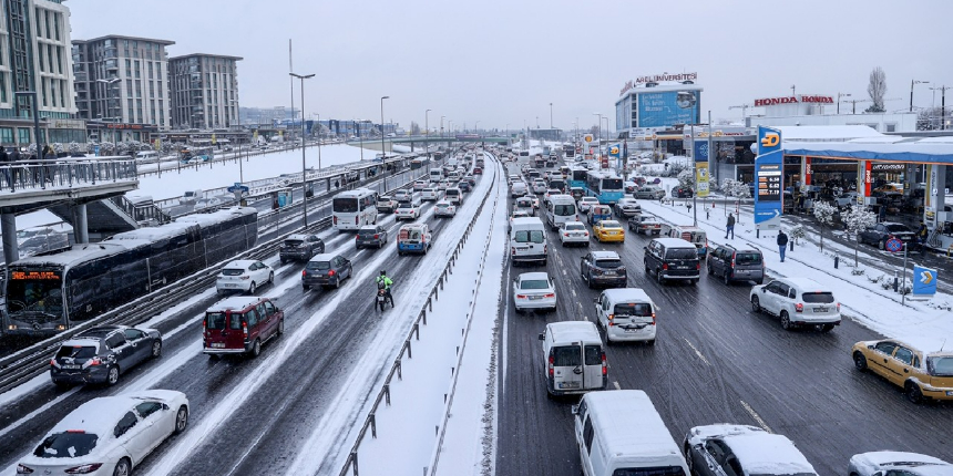 E-5 Karayolu’nda oluşan trafik havadan görüntülendi
