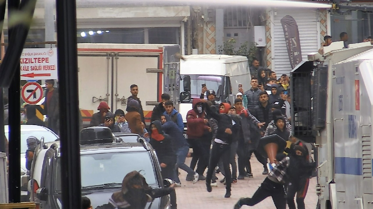 Mardin'de HDP'nin etkinliği sonrası polise taşlı saldırı