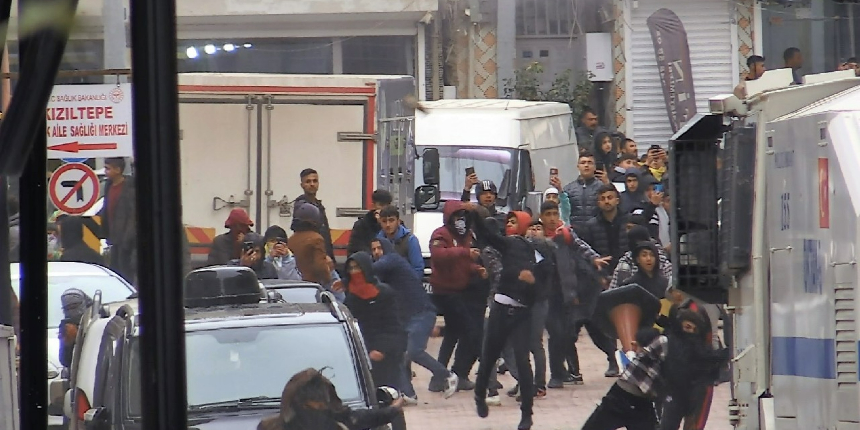 Mardin'de HDP'nin etkinliği sonrası polise taşlı saldırı
