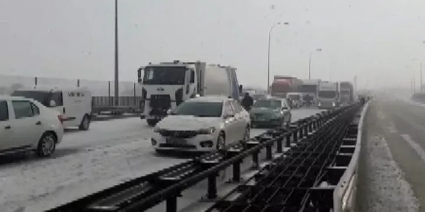İstanbul'da kar, kazaları da beraberinde getirdi: TEM'de çok sayıda araç birbirine girdi!