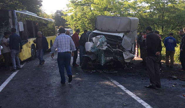 Belediye otobüsü kamyonetle çarpıştı! Ölü ve yaralılar var...