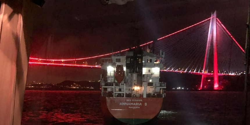İstanbul Boğazı'nda gemi trafiği çift yönlü askıya alındı