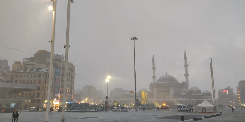 İstiklal Caddesi ve Taksim’de kar yağışı etkili oldu