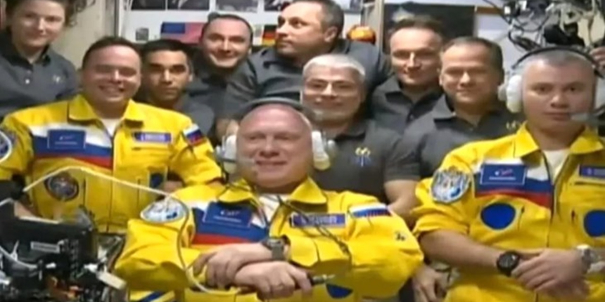 Rus kozmonotların tulumlarının rengi gündem oldu!