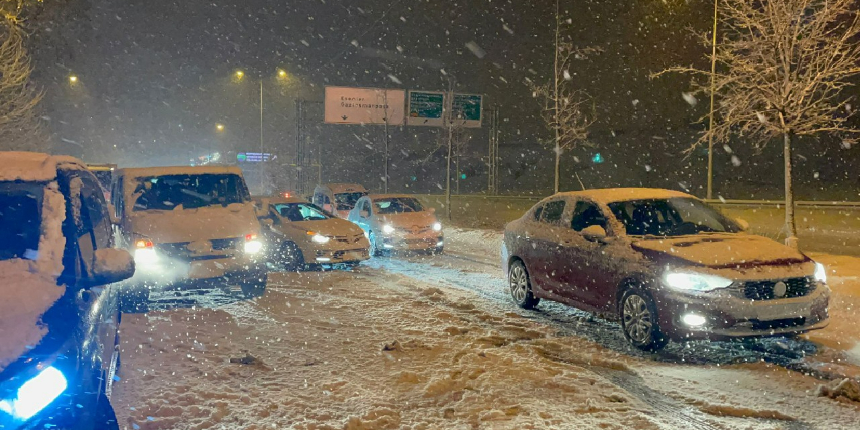 İstanbul'da kar yağışı sürücülere zor anlar yaşatıyor!