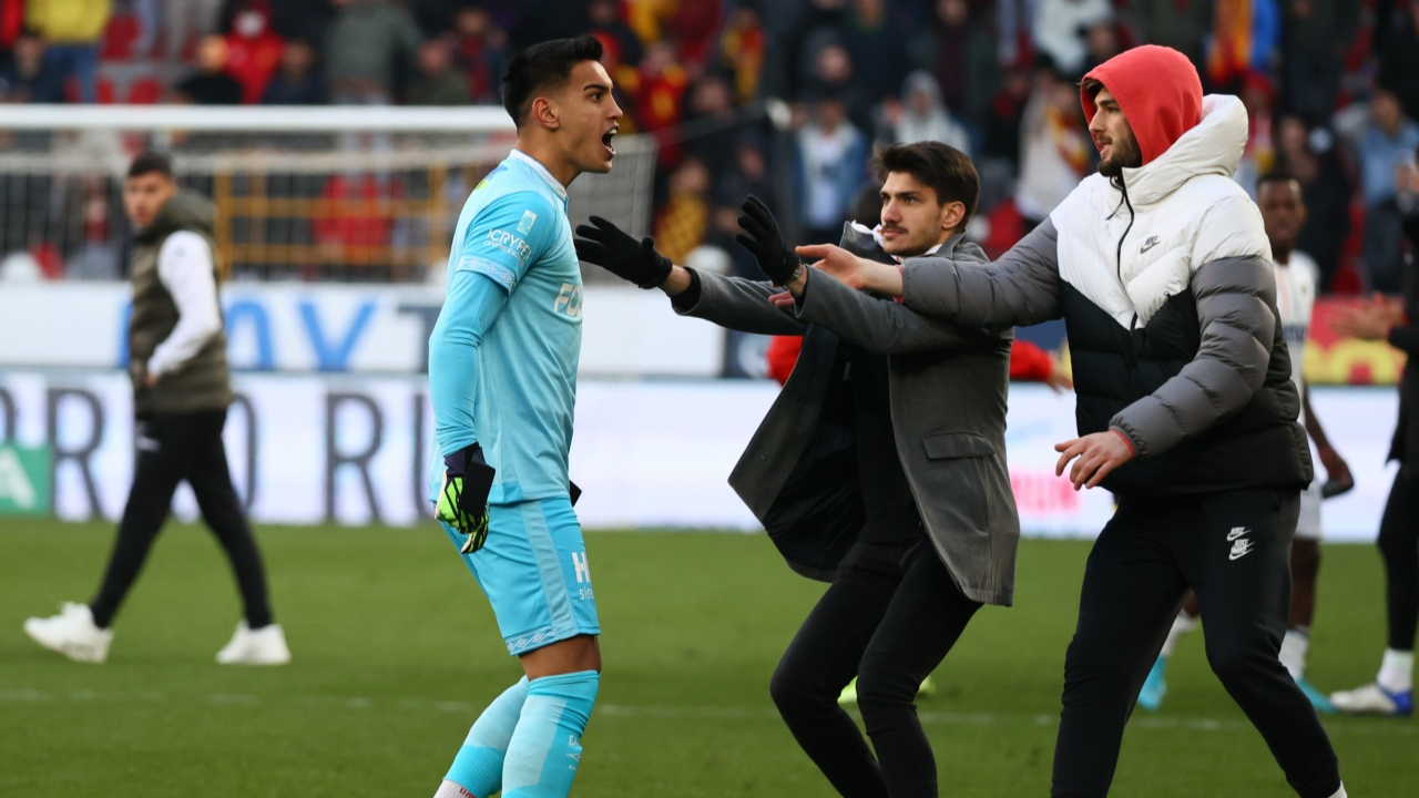 İrfan Can Eğribayat Göztepe taraftarının kendisine ettiği ağır küfürlere dayanamadı...