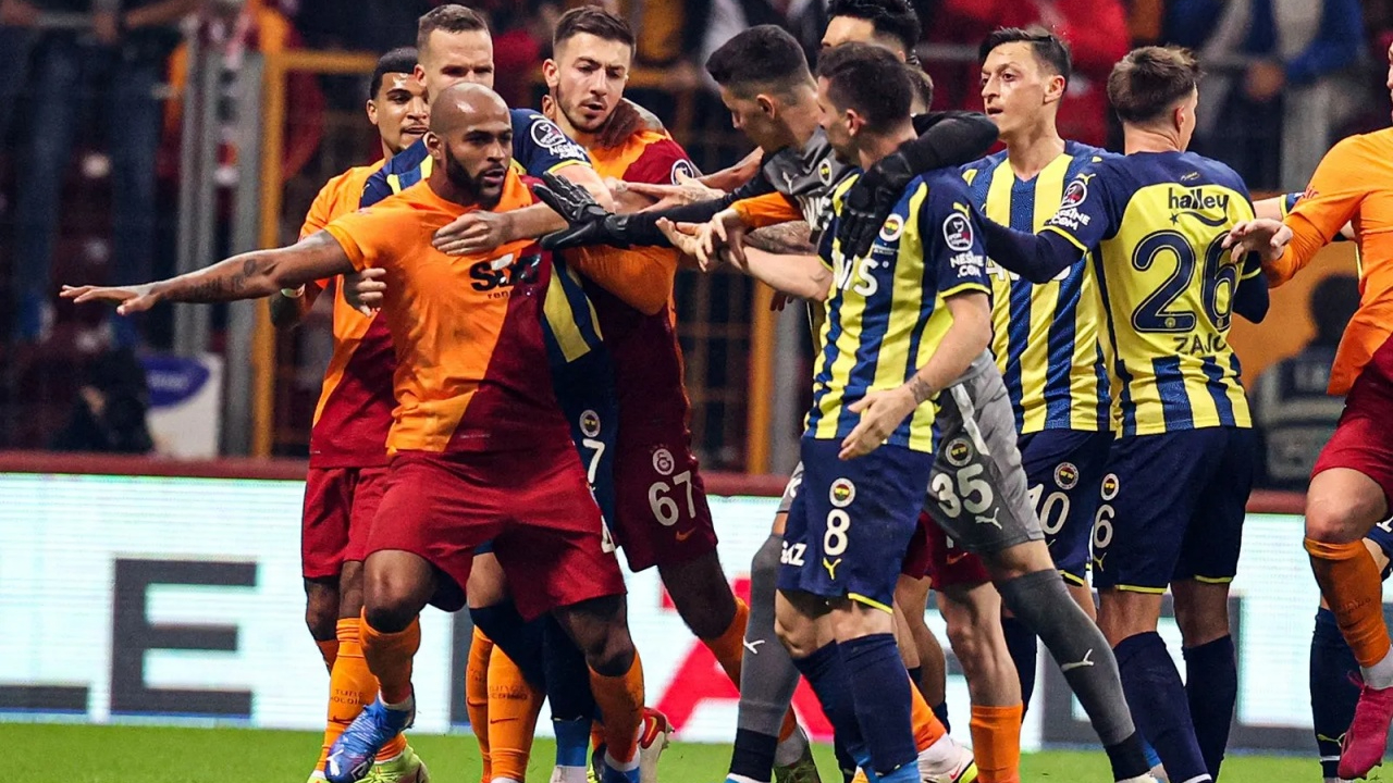 Galatasaray - Fenerbahçe derbisi 10 Nisan Pazar günü saat 20.30'da oynanacak