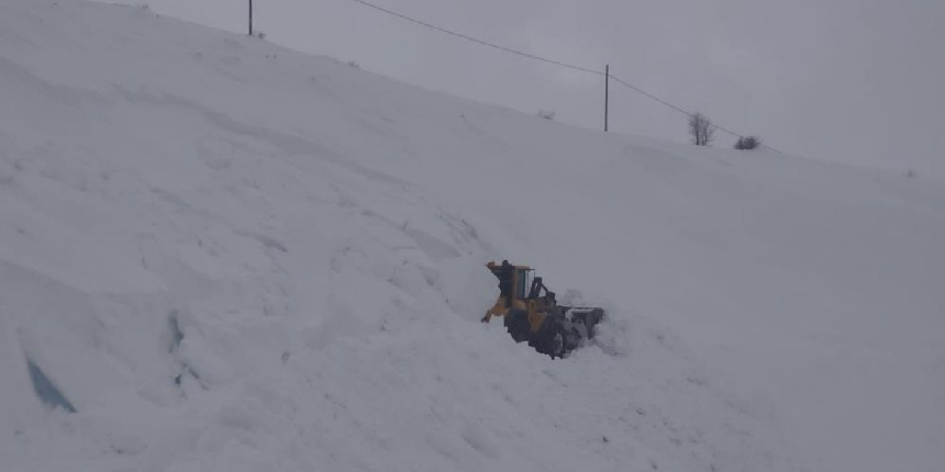 Bingöl’de yol açıldığı sırada çığ düştü!