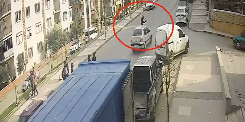 Otomobilin çarptığı çocuk metrelerce sürüklendi