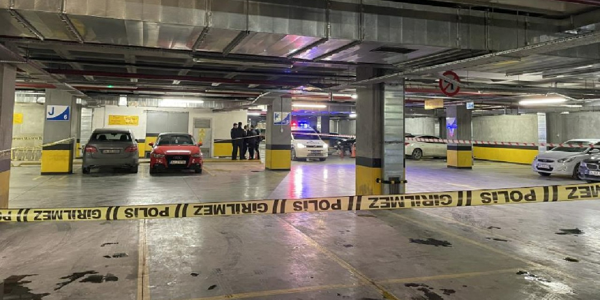 Alışveriş merkezinde dehşet: Sevgilisini vurup intihar etti