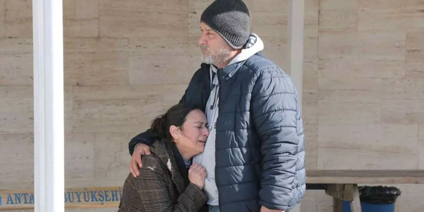 Otel odasında cansız bedeni bulunmuştu: Yeğeninin cenazesini alan teyzenin o anları yürekleri burktu