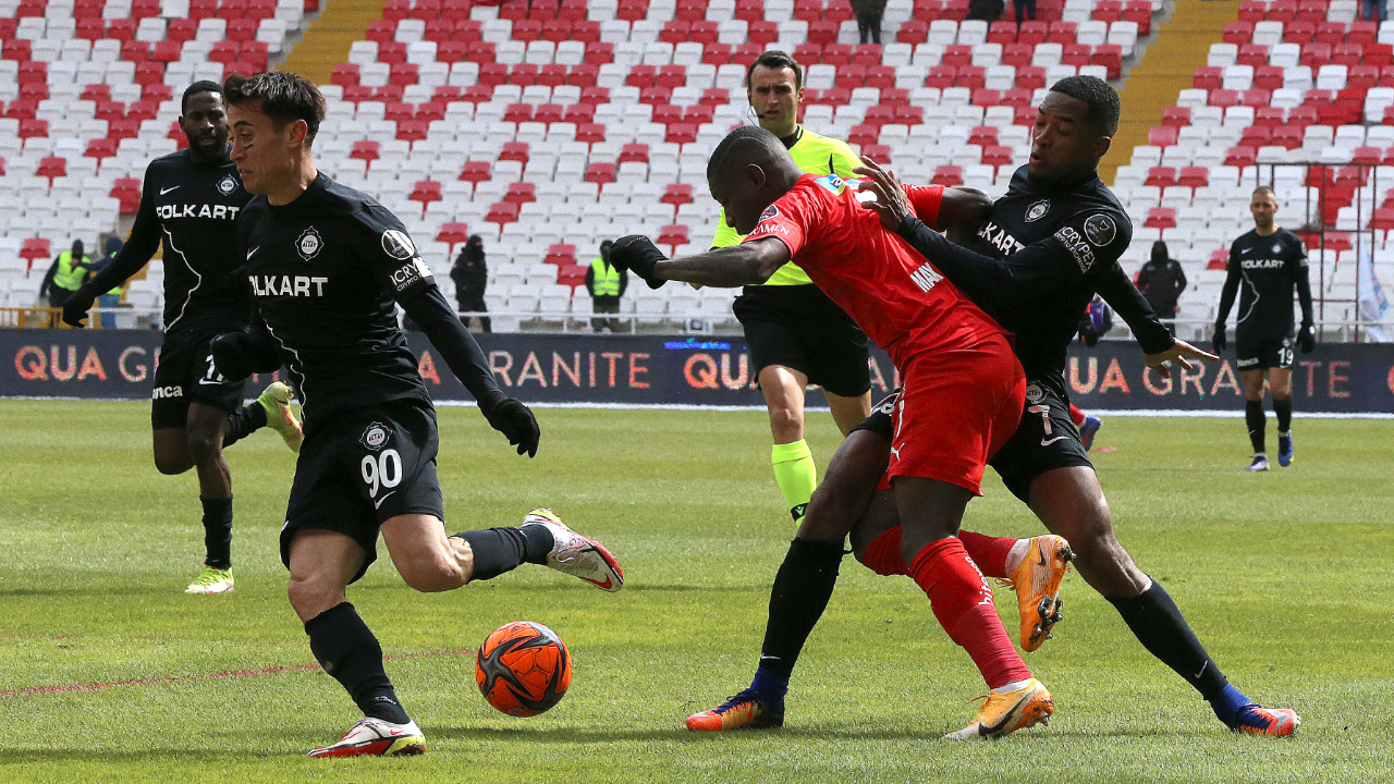 Sivasspor Altay karşısında geriden gelip kazandı... Ali Şaşal Vural'dan Cordoba asisti