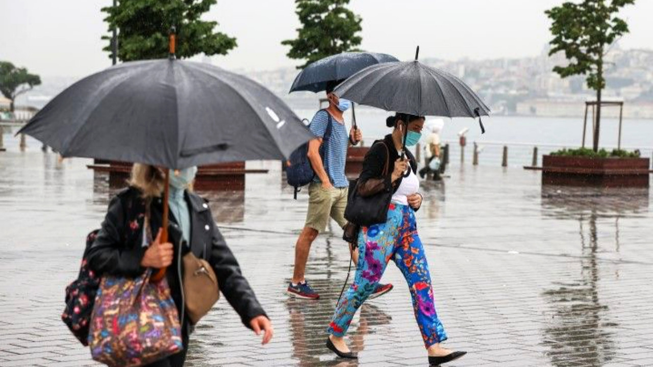 İstanbullular dikkat: Meteoroloji saat verip uyardı! Şemsiyesiz yola çıkmayın!