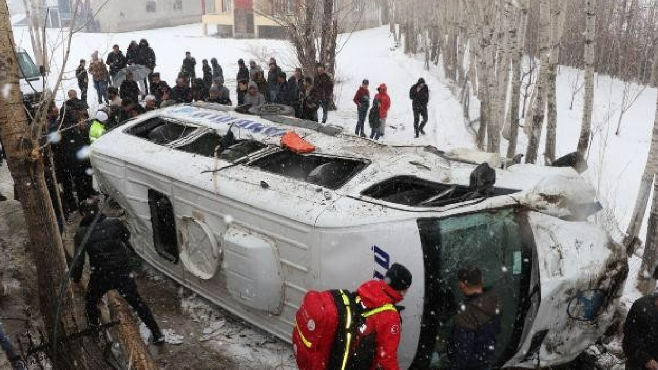 Van’da yolcu minibüsü devrildi: 14 yaralı