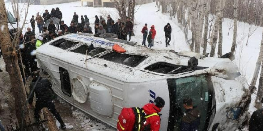 Van’da yolcu minibüsü devrildi: 14 yaralı