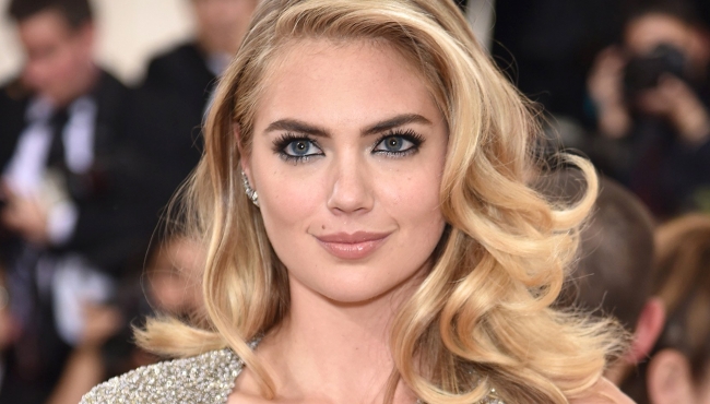 Kate Upton göbeği ile 80 kilo kaldırdı!