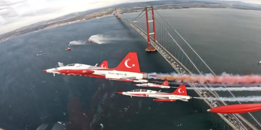 Türk Yıldızları'ndan 1915 Çanakkale Köprüsü üzerinde muhteşem gösteri!
