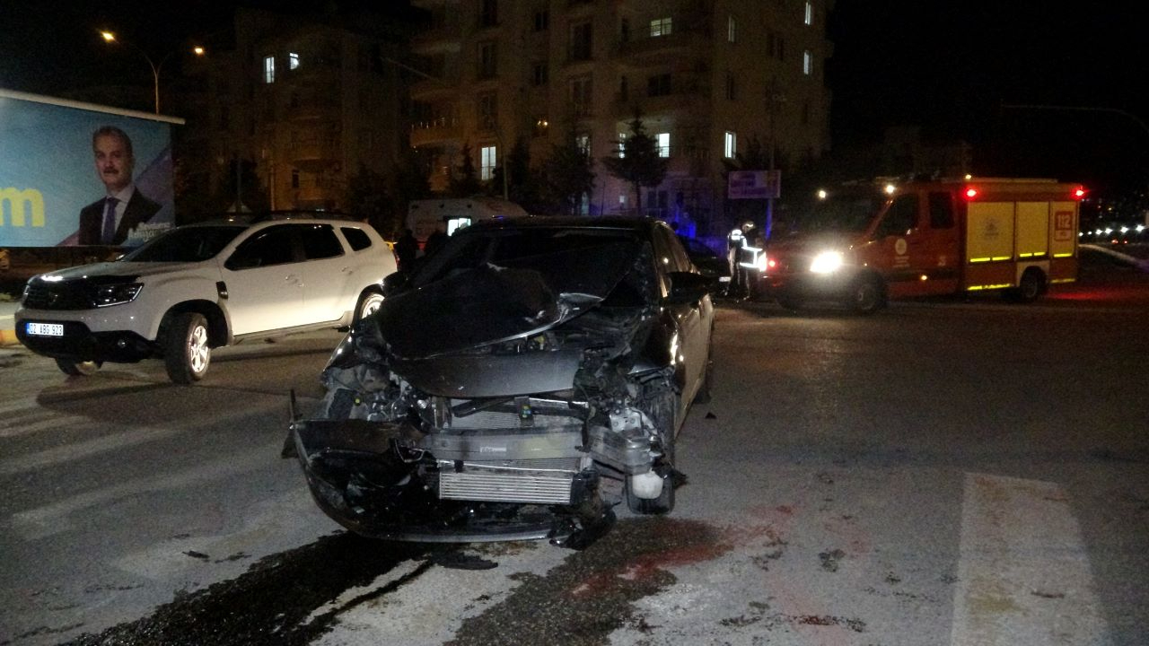 İki otomobil kavşakta kafa kafaya çarpıştı