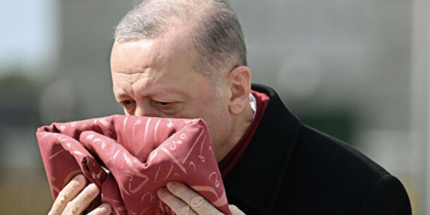 Cumhurbaşkanı Erdoğan öpüp başına koymuştu... O sancağı hikayesi ortaya çıktı