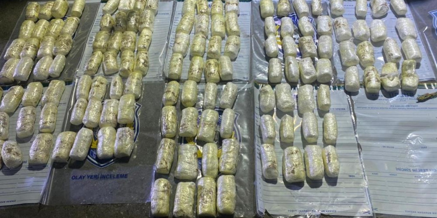 Hakkari'de bir polis memuru 52 kilo 500 gram patlayıcı ile yakalandı!