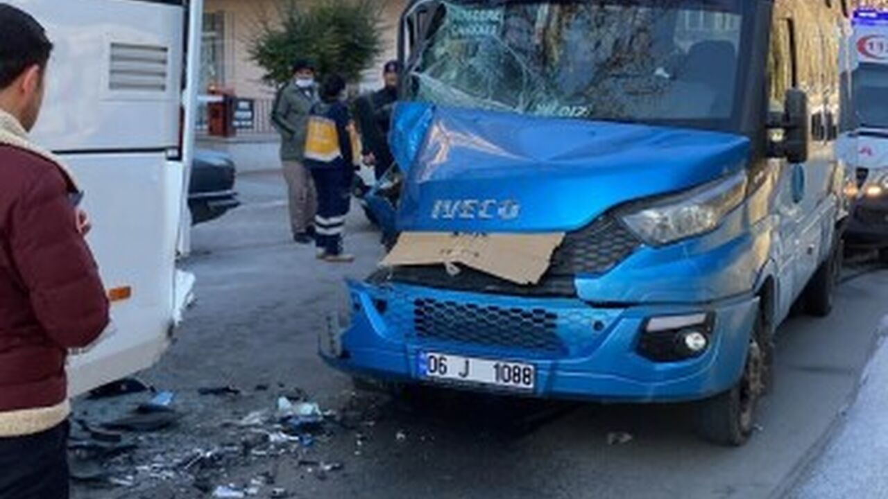 Ankara'da minibüs kazası: Sürücü ile 7 yolcu yaralandı!