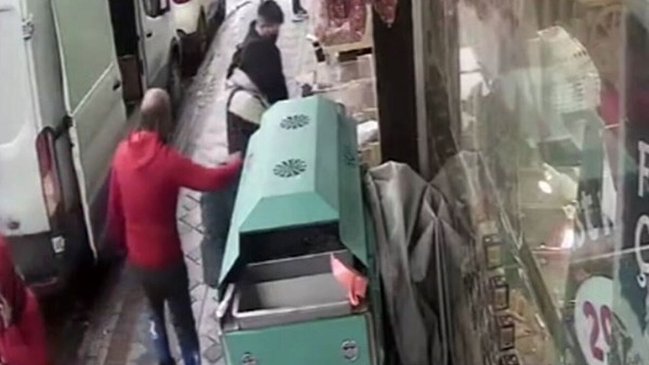 Eyüpsultan'da akılalmaz olay: 9 yaşındaki çocuğa, yoldan geçen biri yumruk attı!