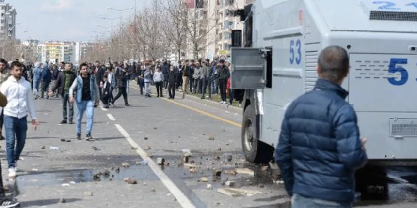 HDP'liler Diyarbakır'da ortalığı birbirine kattı: Teröristler lehine slogan atıp bez parçası açtılar