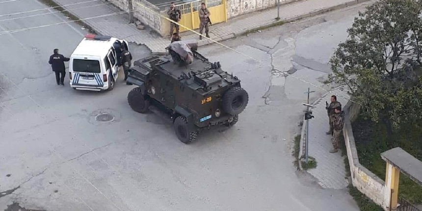 Polisten kaçarken, yol kenarına el bombası attılar