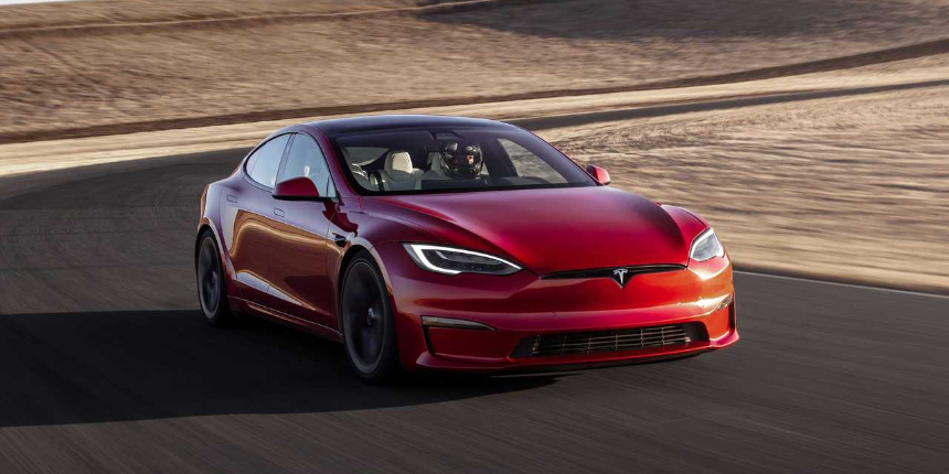 Polis her yerde  "Uçan Tesla'nın" sürücüsünü arıyor: Bilgi getirene para ödülü verecekler