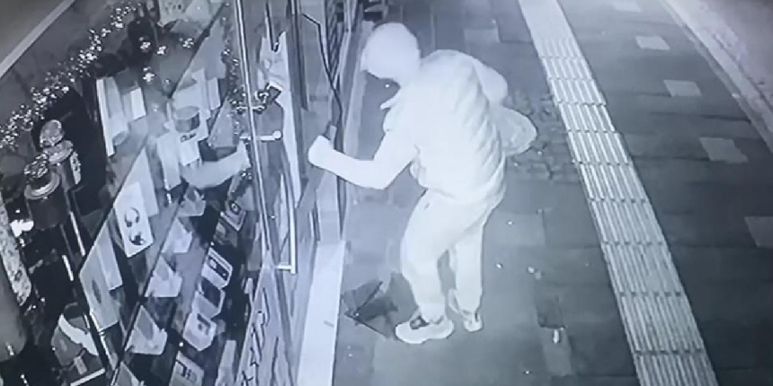 İş yerinin camını kırıp 15 telefonu çaldı, o anlar kamerada!