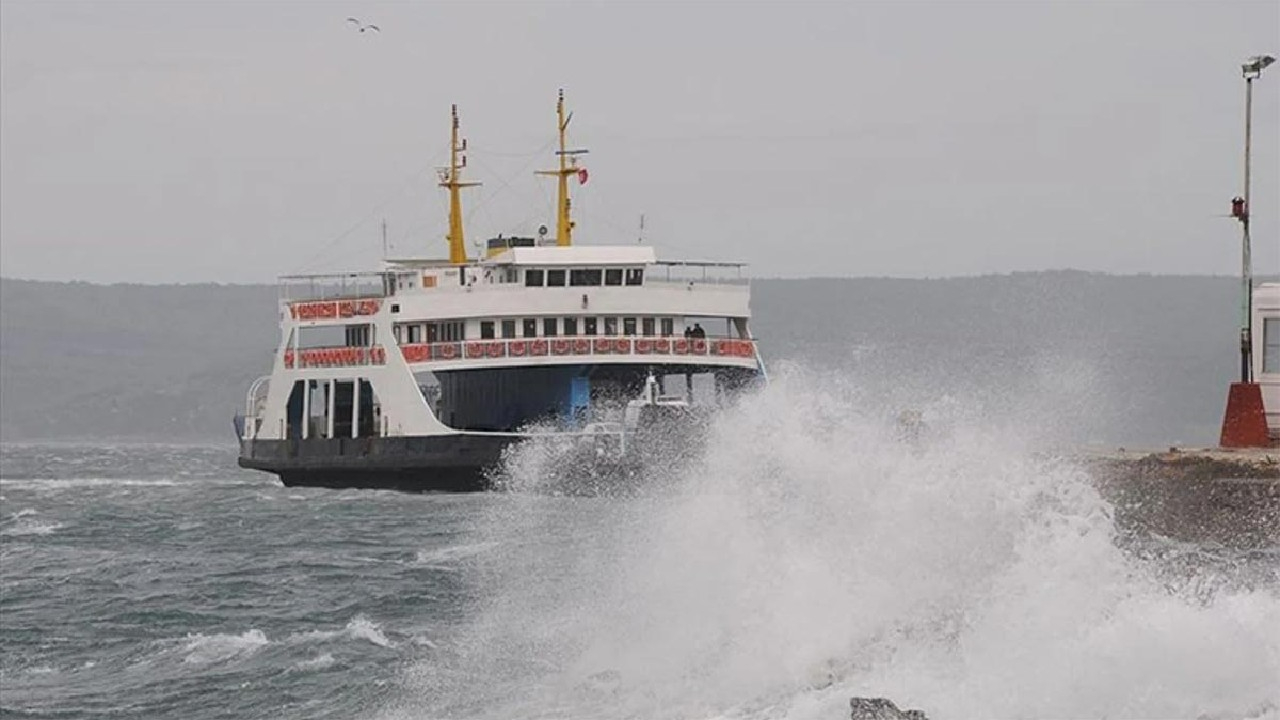 Bozcaada ile Gökçeada hatlarında feribot seferlerine fırtına engeli