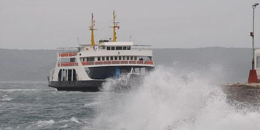 Bozcaada ile Gökçeada hatlarında feribot seferlerine fırtına engeli