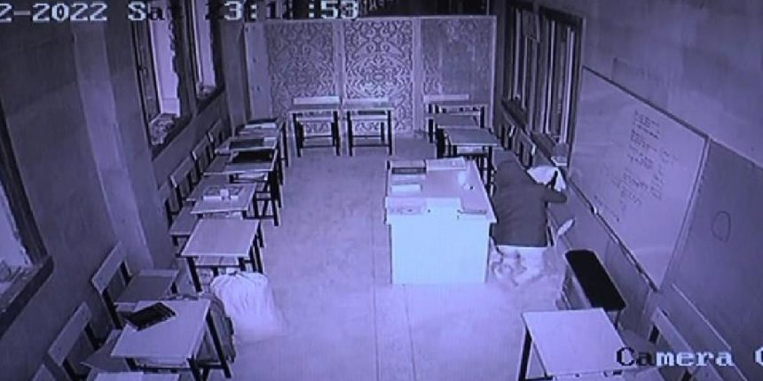 Camide sabahladı, sadaka kutusundaki paraları çalıp kayıplara karıştı