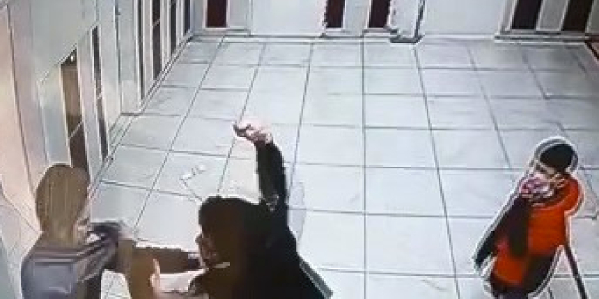 Veli ile öğretmen, öğrencilerin gözü önünde birbirine girdi