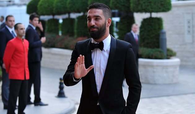 Arda Turan'a sosyal medyada sert tepki "Karı kızla gez sonra Umre'ye git"