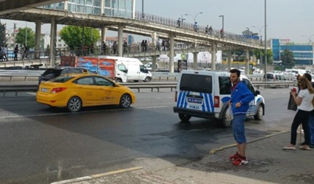 Metrobüs durağında panik: Kız öğrenci bir anda 'Bomba var' diyerek koşmaya başladı!